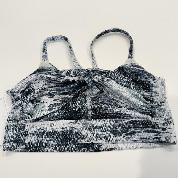 Fabletics Kenzie Sports Bra Womens Medium Snake Print Peek-A-Boo Performance NWT - Picture 6 of 10